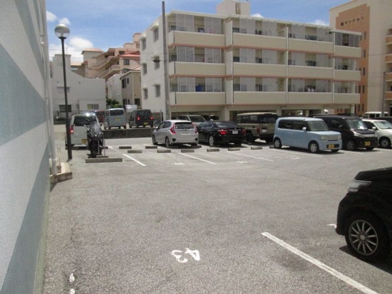 レオパレス豊見城 駐車場