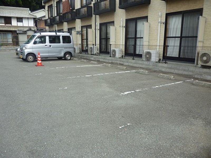 レオパレスジュネス 駐車場