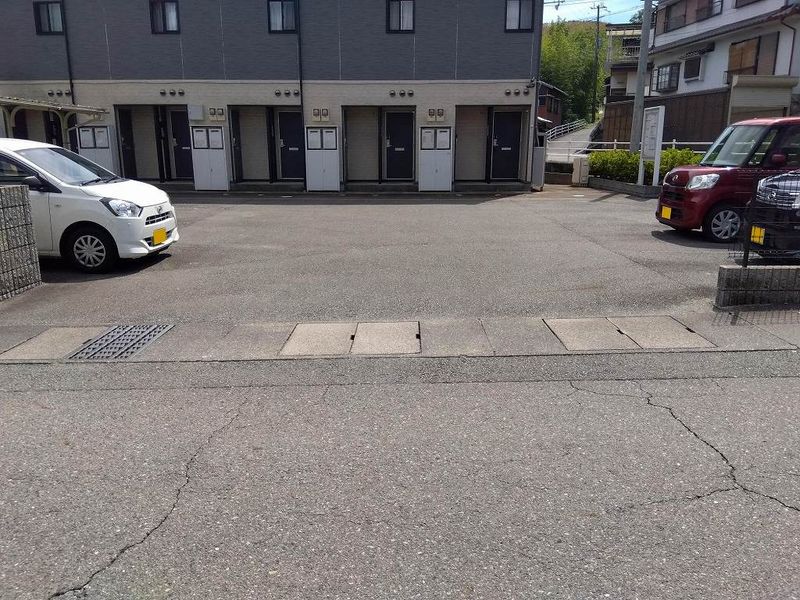 レオパレスピュア 駐車場