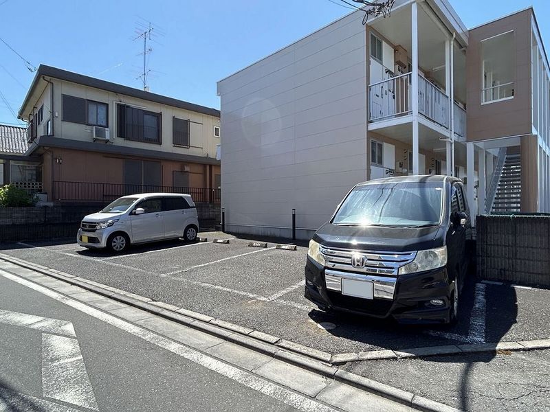 レオパレスアルシオネ飛路 駐車場
