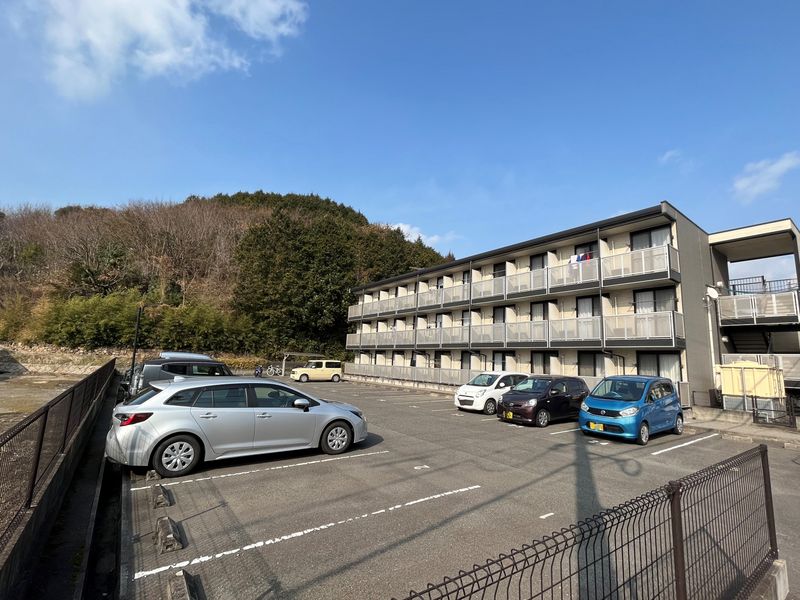 レオパレス新開 駐車場