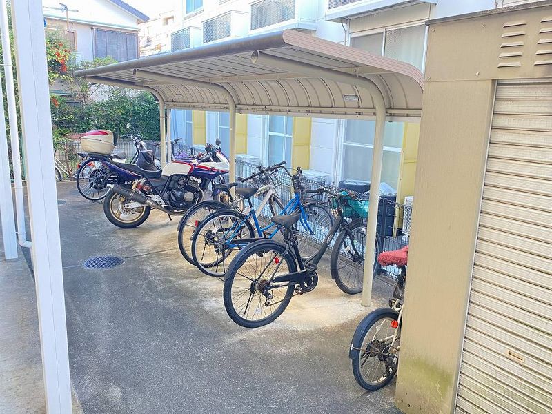 レオパレスブルーヴェール 駐車場