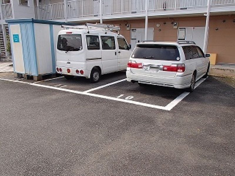レオパレスセジュール 駐車場