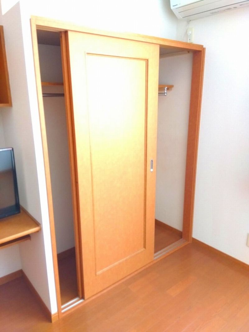 レオパレスラーク 収納