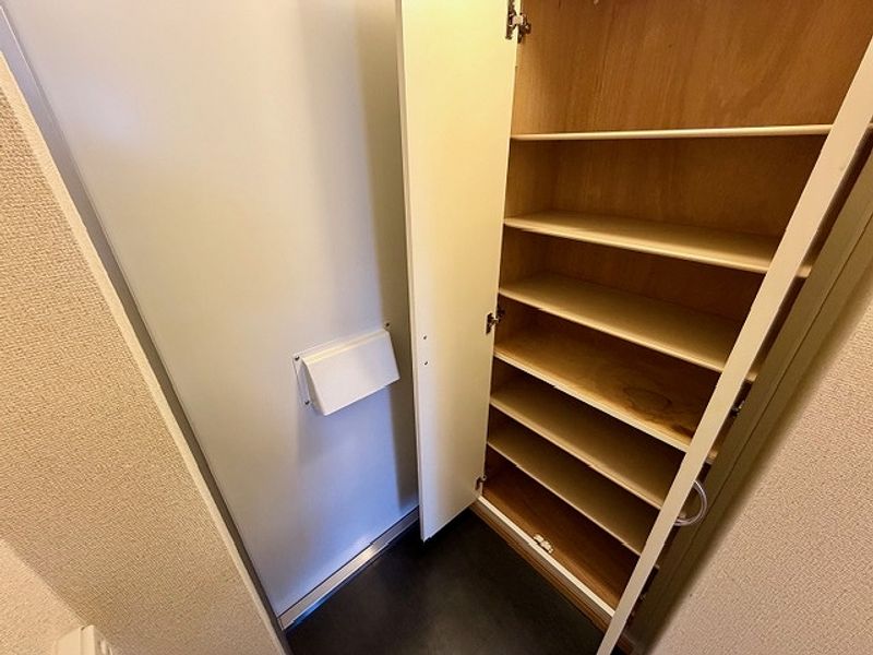 レオパレスねむの木 玄関