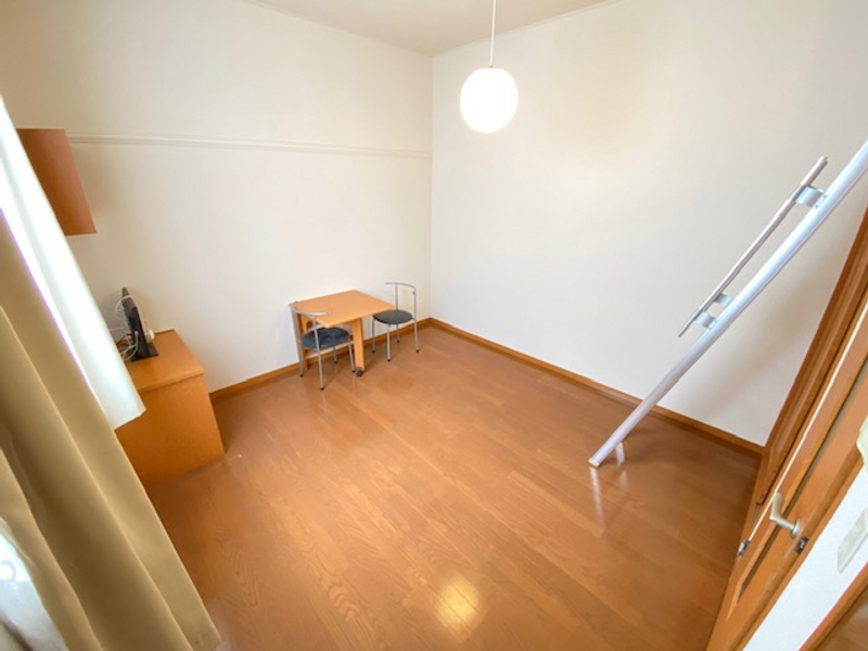 レオパレス中里 居間