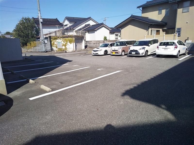 レオパレスフォレスト 駐車場