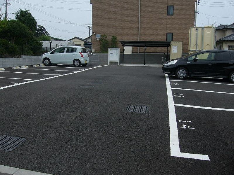 レオパレススリーフォレスト 駐車場
