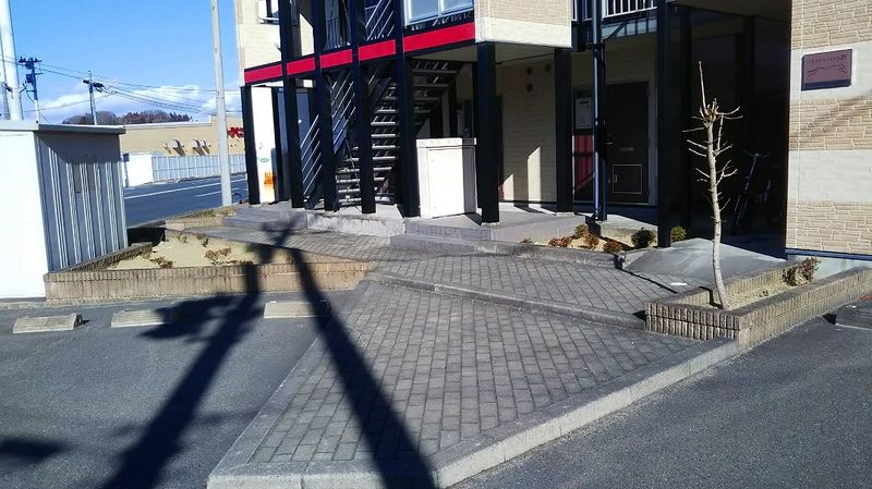 レオパレスグランザード エントランス