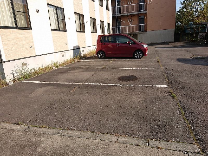 レオパレスコンフォール 駐車場