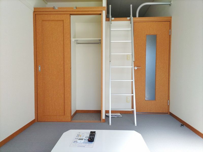 レオパレスラ　ピエーノ 居間