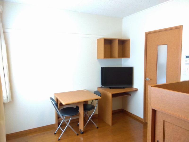 レオパレスラ　スリーズ 居間