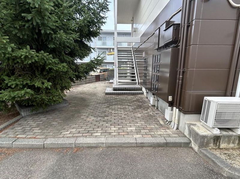 レオパレスサンローラン エントランス