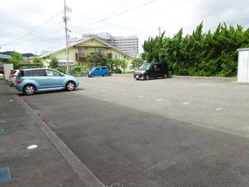レオパレスレーヴ新田 駐車場