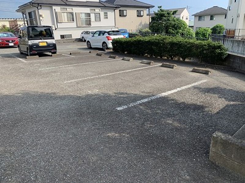 レオパレスアオイ 駐車場