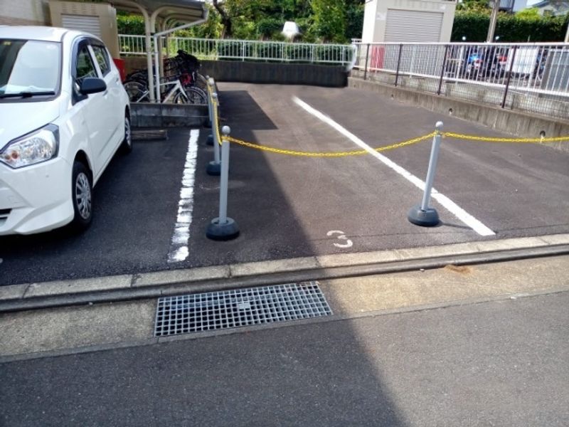 レオパレス美華 駐車場