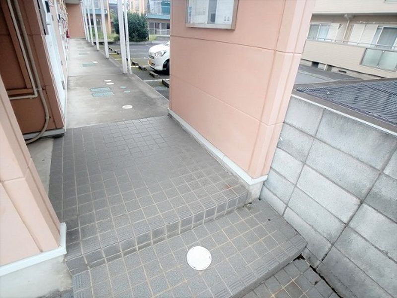 レオパレスサン　ドエル エントランス
