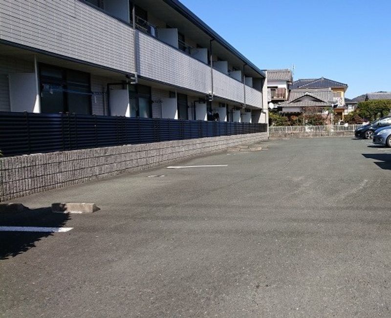 レオパレスイワタ 駐車場