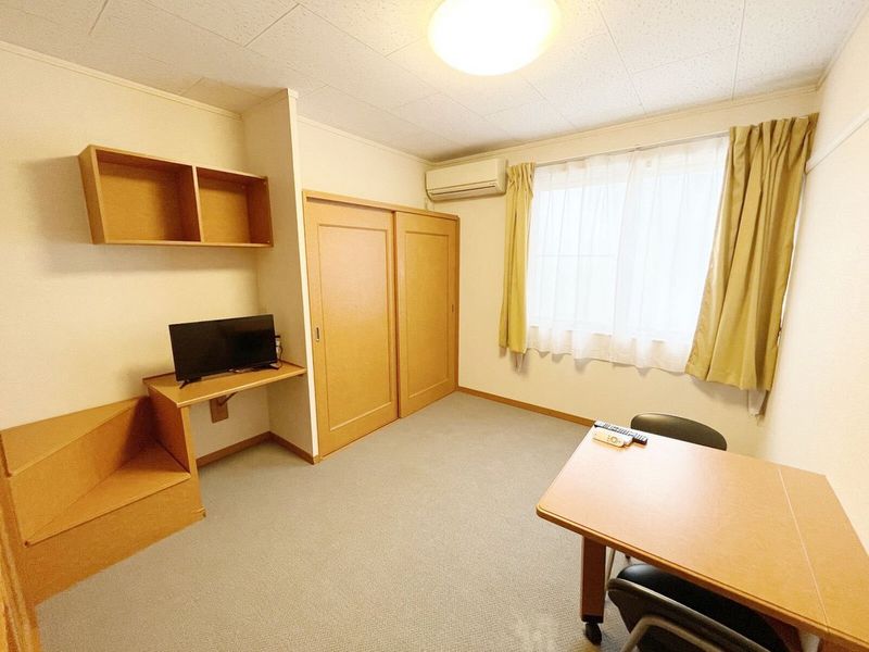 レオパレスフラワーヒル花山 居間