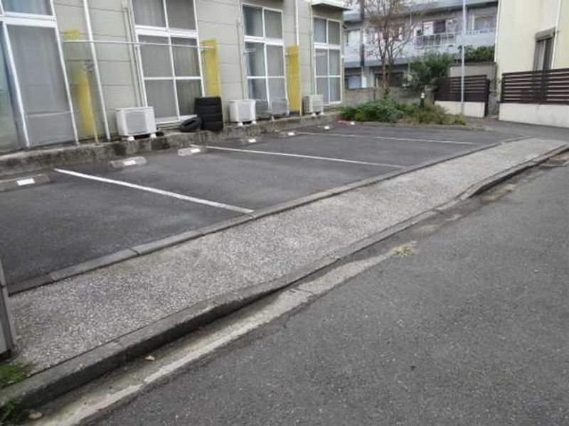 レオパレスさざなみ 駐車場