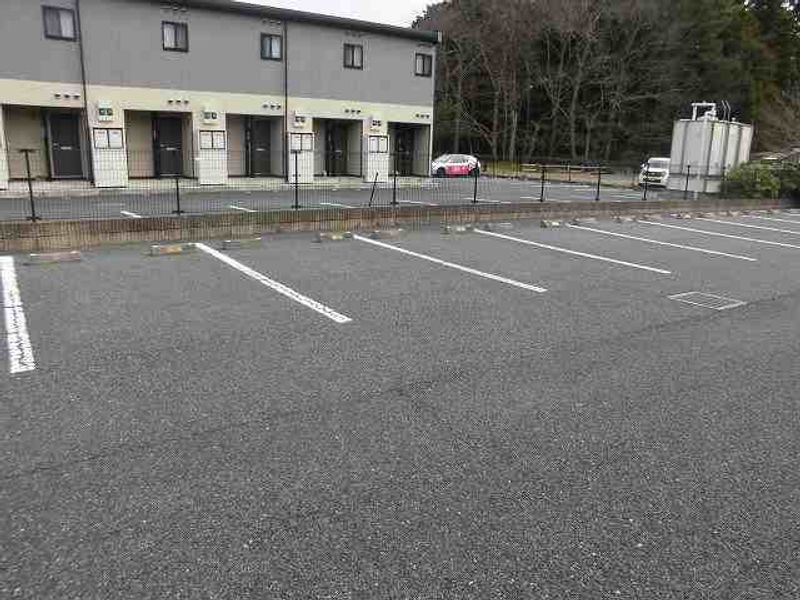 レオパレスクサカワＢ 駐車場