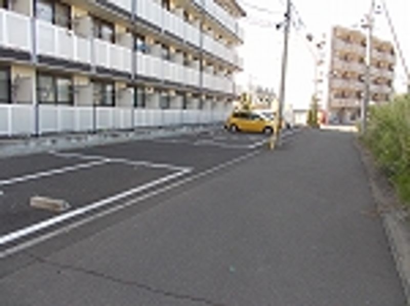 レオパレスロワイヤルステージ 駐車場