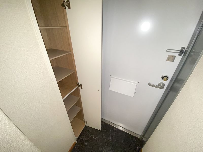 レオパレス森真 玄関