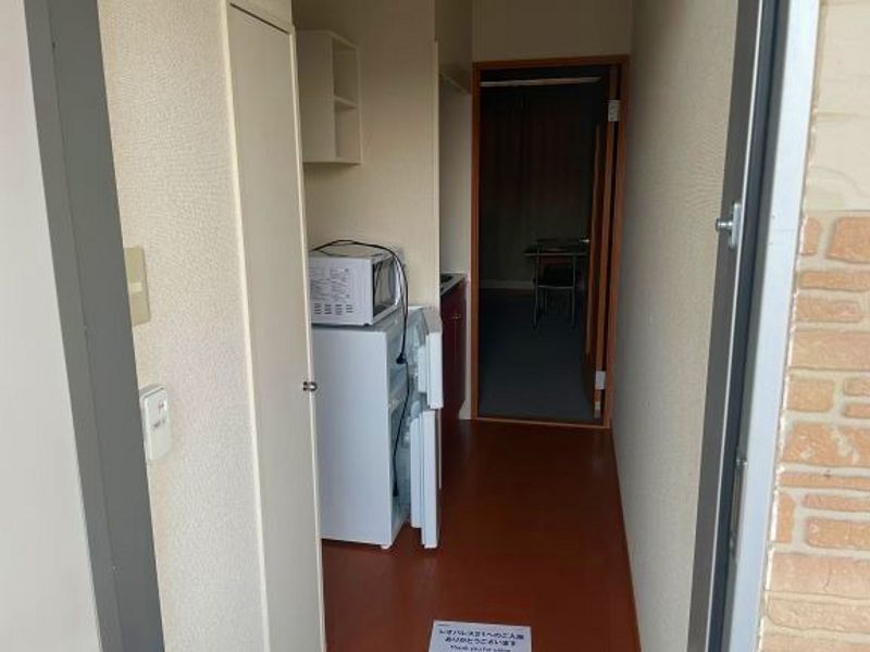レオパレスウエストヴィレッジ 玄関