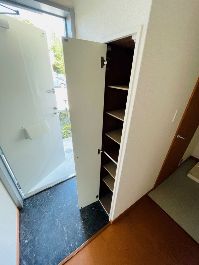 レオパレスプレズィール 玄関
