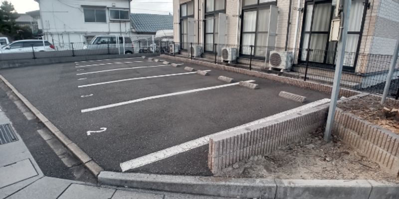 レオパレスユニ 駐車場