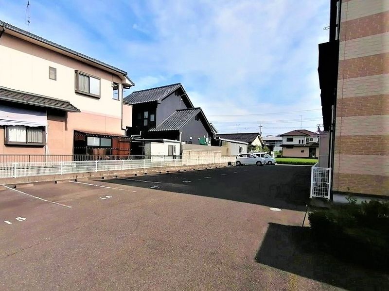 レオパレスレスポワール 駐車場