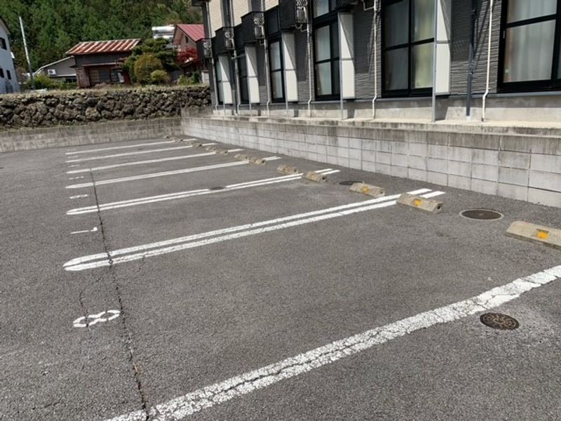 レオパレスシンデン 駐車場