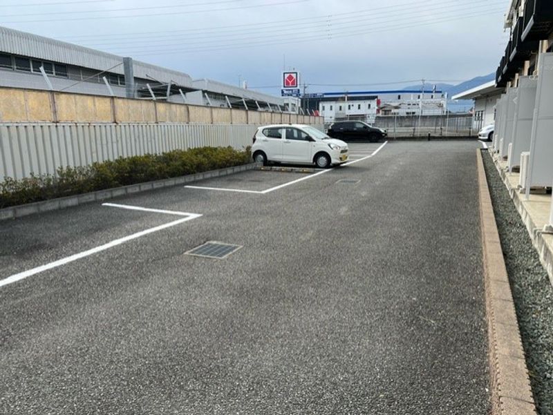レオパレスタウンコート竜王 駐車場