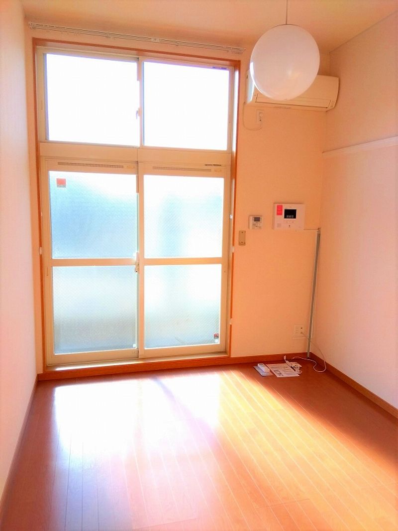 レオパレスモモナ 居間