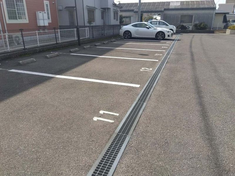 レオパレスリリアンス 駐車場
