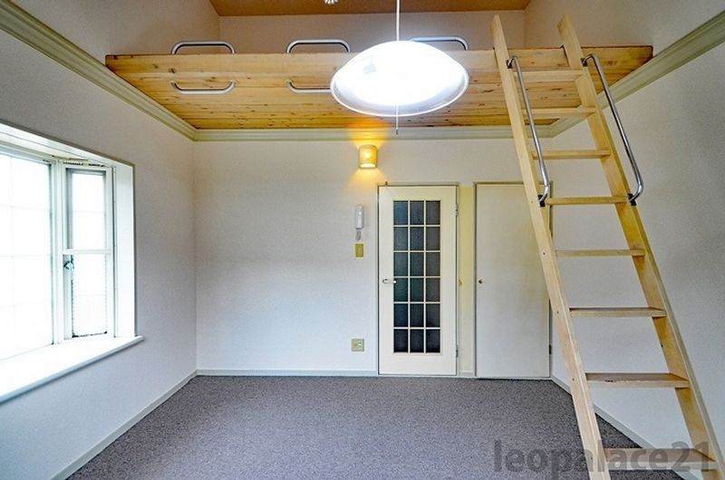 レオパレスリヴェール杉原 居間