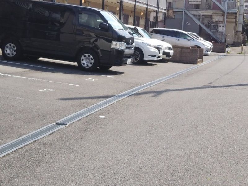 レオパレスブルームフセオ 駐車場