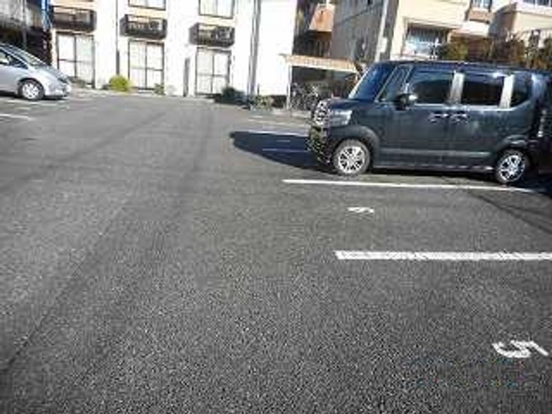 レオパレスよろづや 駐車場