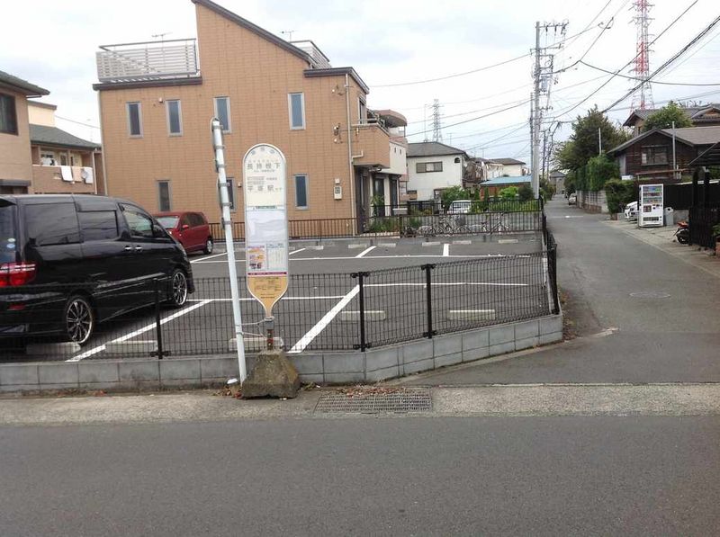 レオパレスサンデン７ 駐車場