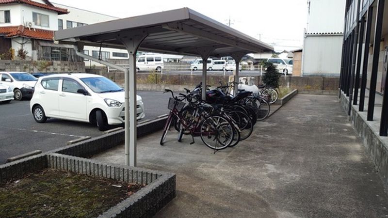 レオパレスドミール 駐車場