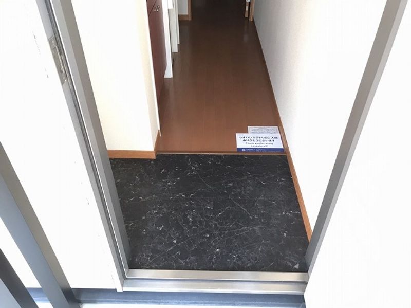 レオパレスきらら 玄関