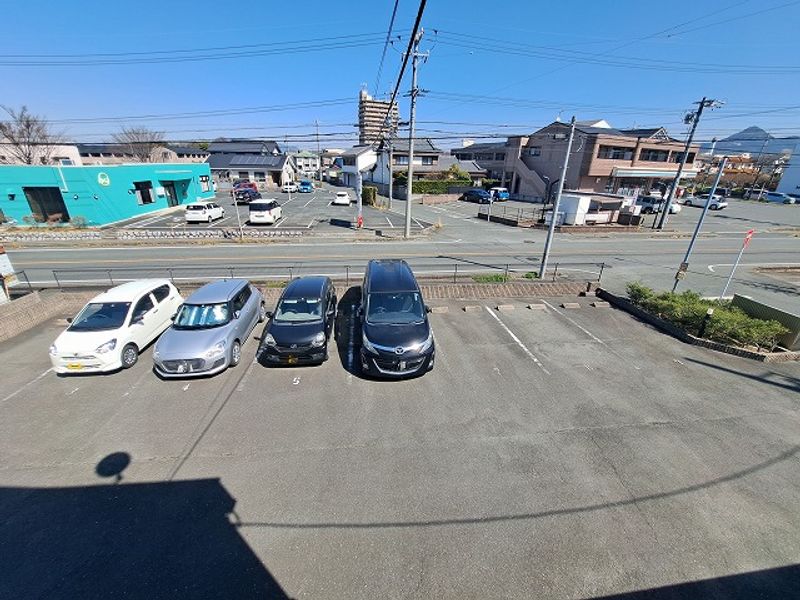 レオパレスルミエール 駐車場