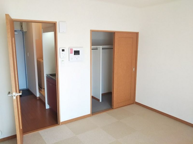 レオパレスレスト 玄関