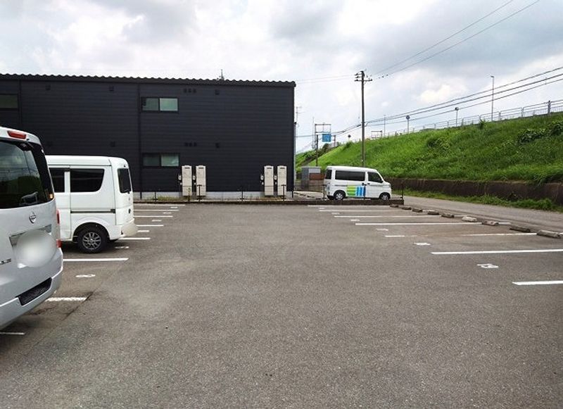 レオパレスハルスウィート２ 駐車場
