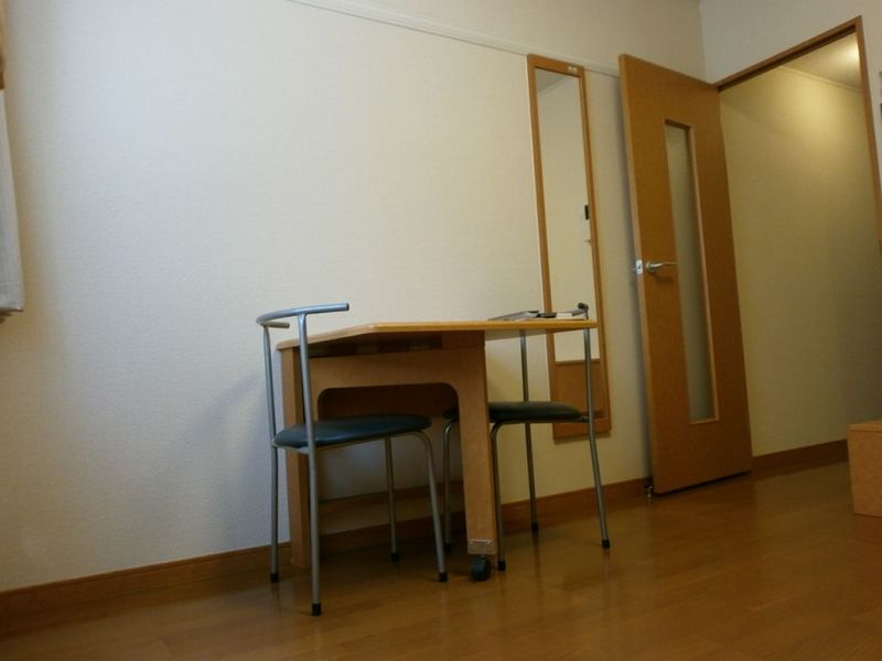 レオパレス和央 居間