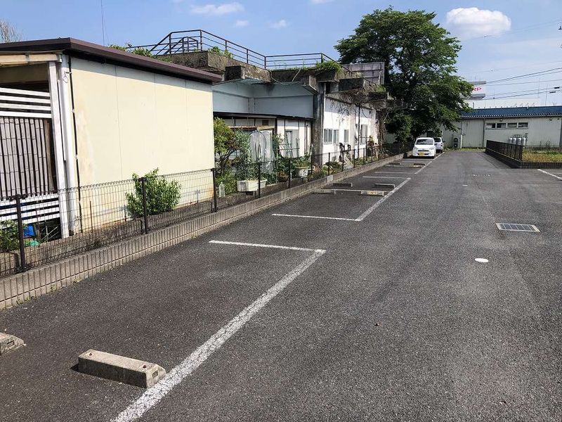 レオパレス野の花 駐車場