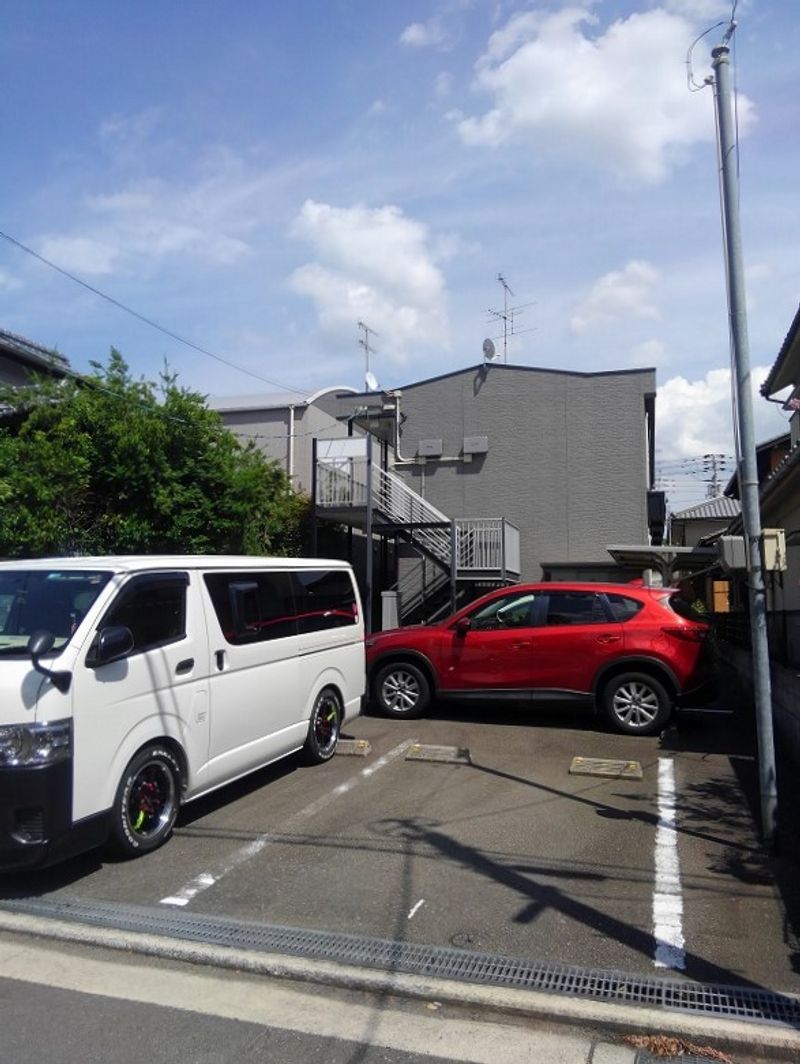レオパレスパイナス松福 駐車場