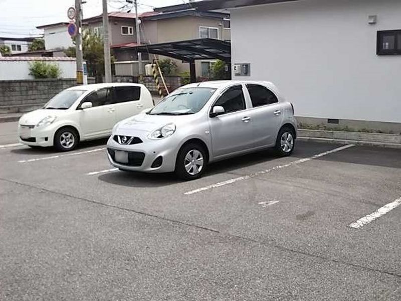 レオパレスエルアール 駐車場