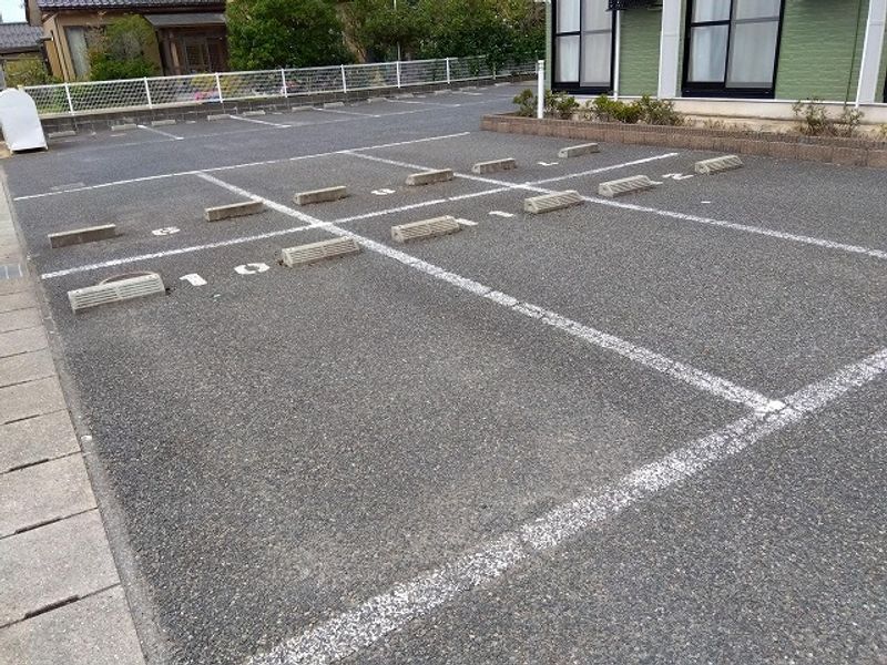レオパレスヒラソール泉 駐車場