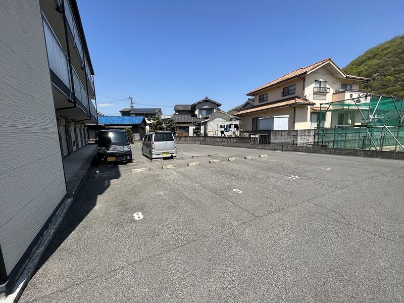 レオパレスグローリー 駐車場